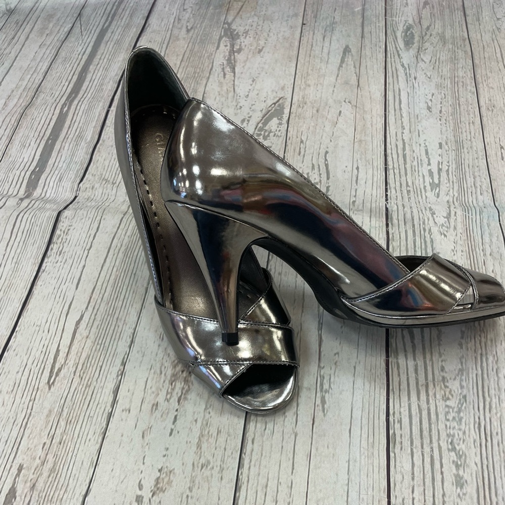 😍NWOT Gianni Bini silver open toe heels shoes size 7.5 awesome condition